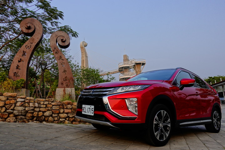 點我看大圖 【感動心得】─=≡Σ((( つ•̀ω•́)つ我與日蝕《ECLIPSE CROSS S-AWC》相見恨晚之上山下海暢遊無阻密境來去自如
