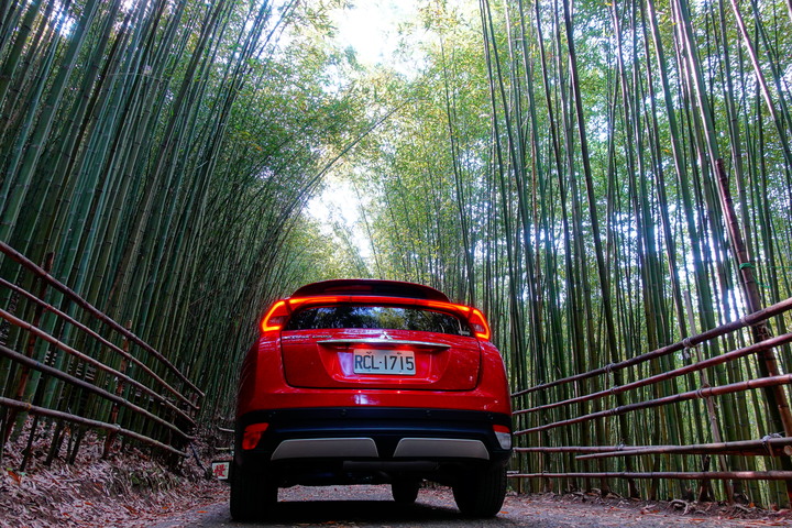 點我看大圖 【感動心得】─=≡Σ((( つ•̀ω•́)つ我與日蝕《ECLIPSE CROSS S-AWC》相見恨晚之上山下海暢遊無阻密境來去自如