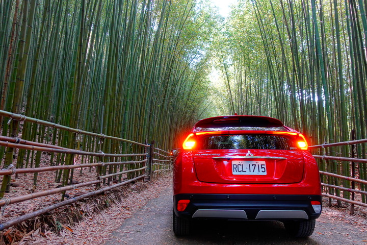 點我看大圖 【感動心得】─=≡Σ((( つ•̀ω•́)つ我與日蝕《ECLIPSE CROSS S-AWC》相見恨晚之上山下海暢遊無阻密境來去自如