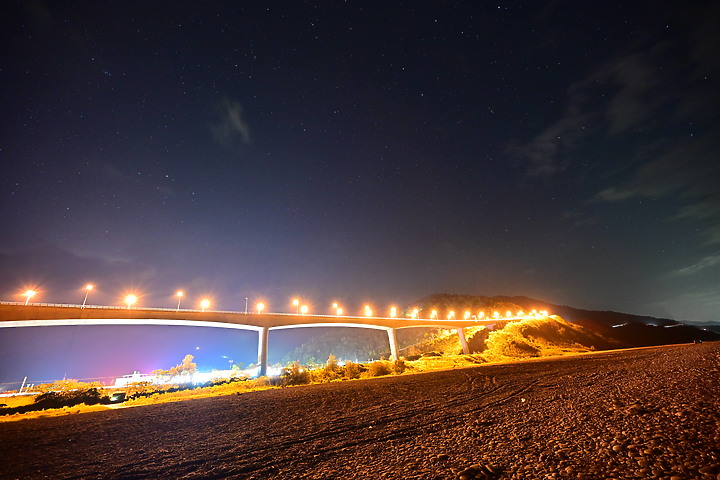 最美金崙大橋下有個秘境：金崙海灘，特別到金崙海灘以銀河模式拍金崙大橋的夜景首拍。