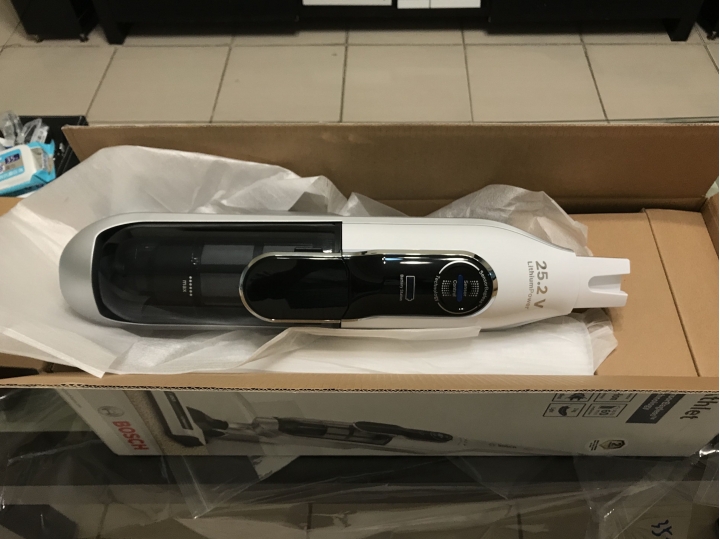 花蓮小鬼屋～一次開箱7台吸塵器 DYSON V8 V10 DC74 . 伊萊克斯 Z B3107. BOSCH BCH6AT25TW .湯姆森 ～跟最近新買的V11~小鬼屋 歷年吸塵器大比拼