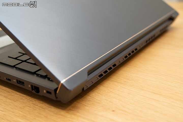 ASUS ProArt StudioBook Pro X W730 測試 隨行的創意工作站！