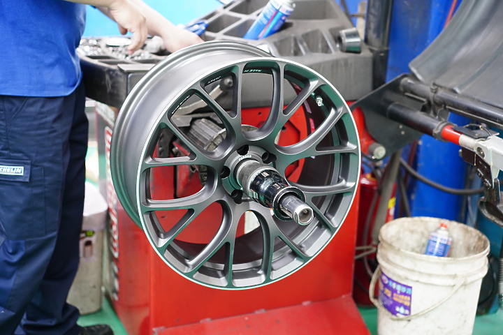 點我看大圖 【開箱】 RAYS G16 MK色 鍛造鋁圈 FOR W205 C300