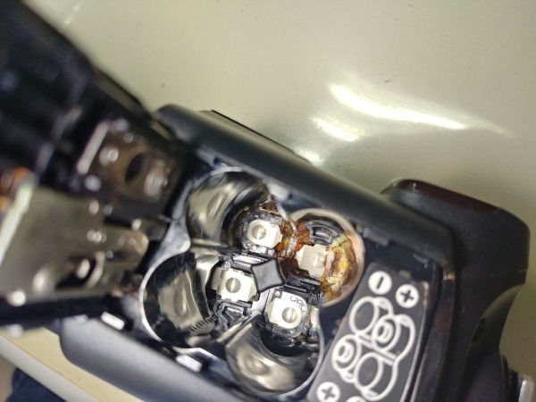 [求助] Panasonic 碳鋅電池漏液 恆隆行令我無言的處理...
