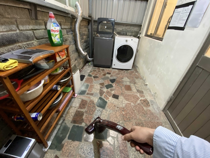 花蓮小鬼屋～一次開箱7台吸塵器 DYSON V8 V10 DC74 . 伊萊克斯 Z B3107. BOSCH BCH6AT25TW .湯姆森 ～跟最近新買的V11~小鬼屋 歷年吸塵器大比拼