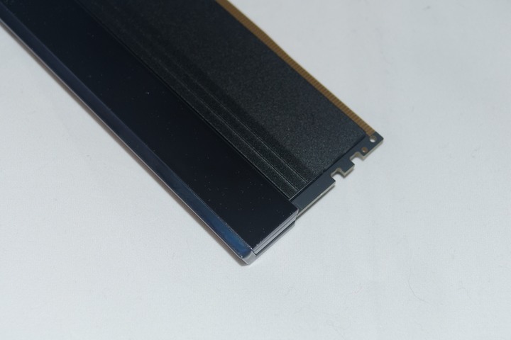 十銓 T-FORCE XTREEM ARGB DDR4 3600 8Gx2 C18 開箱測試 / 濺渡式鏡面、展現獨特 RGB 燈效