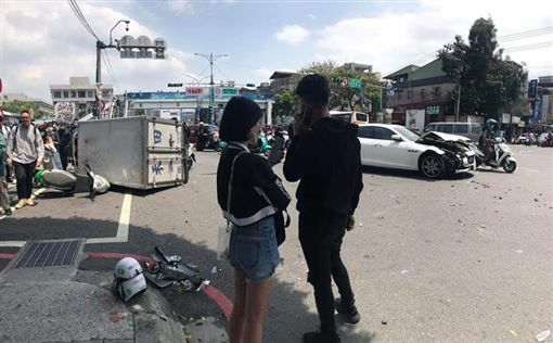輔大學生開瑪莎拉蒂 校門口車禍車頭半毀