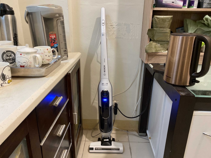 花蓮小鬼屋～一次開箱7台吸塵器 DYSON V8 V10 DC74 . 伊萊克斯 Z B3107. BOSCH BCH6AT25TW .湯姆森 ～跟最近新買的V11~小鬼屋 歷年吸塵器大比拼