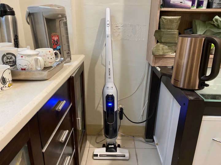 花蓮小鬼屋～一次開箱7台吸塵器 DYSON V8 V10 DC74 . 伊萊克斯 Z B3107. BOSCH BCH6AT25TW .湯姆森 ～跟最近新買的V11~小鬼屋 歷年吸塵器大比拼