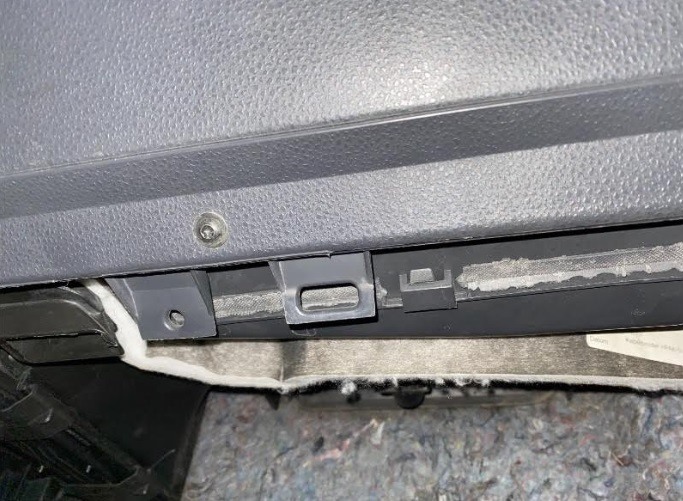 請問2004年式 VW Polo 內裝 (想確認原廠維修廠的回覆是否正確)