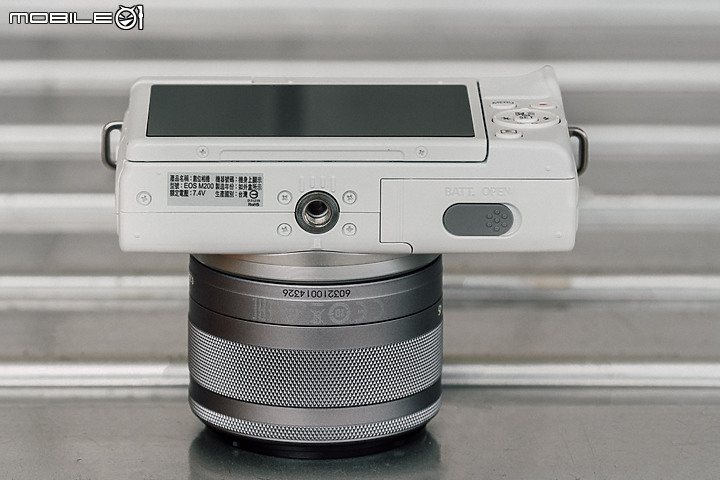 Canon EOS M200 自拍美機｜加入眼部 AF 技術‧直式錄影也可以！