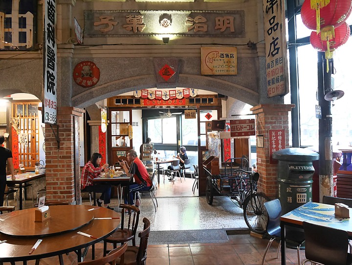 【是食記也是遊記】臺中市 北區 香蕉新樂園 — 營運了30年，即將畢業的臺灣懷舊餐廳