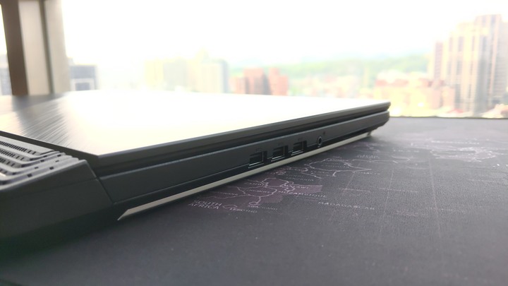 15.6" ~17.3"筆電該怎麼選? 電競、輕薄、蘋果MBP?最終選擇微開箱