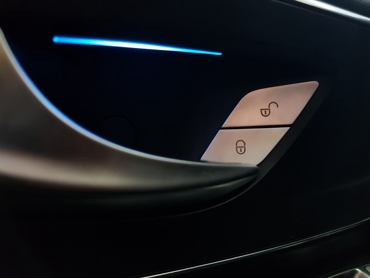 點我看大圖 V250d 超蠢內門中控設計