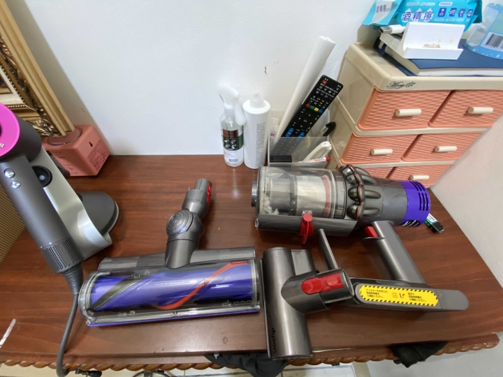 花蓮小鬼屋～一次開箱7台吸塵器 DYSON V8 V10 DC74 . 伊萊克斯 Z B3107. BOSCH BCH6AT25TW .湯姆森 ～跟最近新買的V11~小鬼屋 歷年吸塵器大比拼