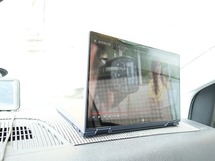 造型吸睛、輕巧便攜、使用順暢 — 商用筆電的最優選 — 《HP EliteBook Dragonfly》體驗心得