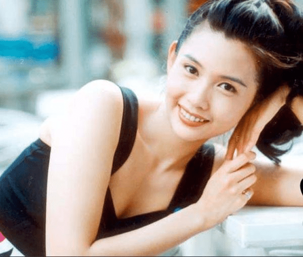 再美也美不過媽媽啦XD (原文:邱淑貞「最美女兒-沈月」曬甜照 ) (有圖)