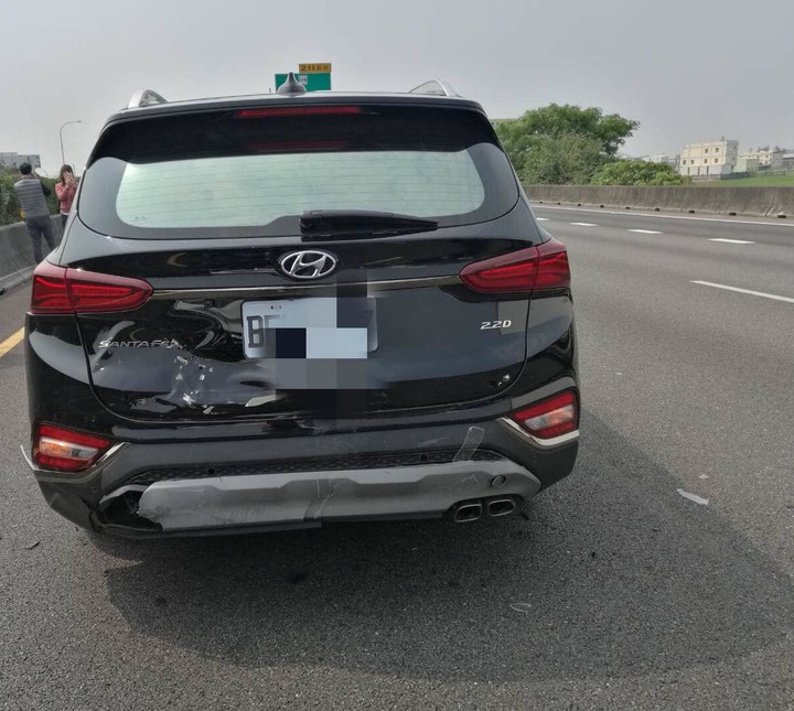 新土匪屁股 VS 賓士潰縮區