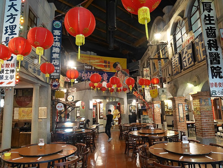 【是食記也是遊記】臺中市 北區 香蕉新樂園 — 營運了30年,即將畢業的臺灣懷舊餐廳