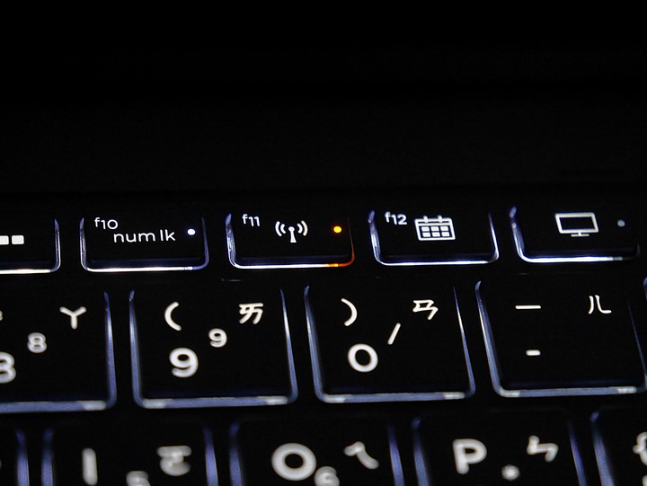 造型吸睛、輕巧便攜、使用順暢 — 商用筆電的最優選 — 《HP EliteBook Dragonfly》體驗心得