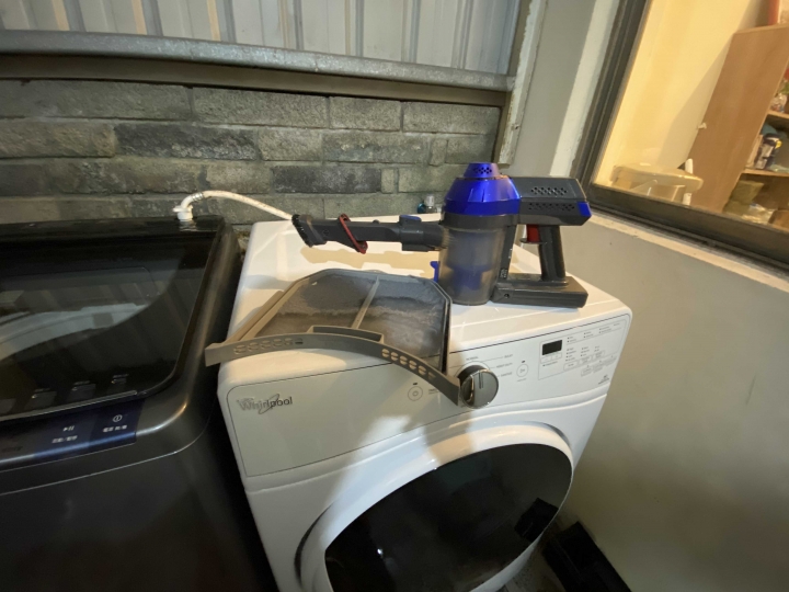 花蓮小鬼屋～一次開箱7台吸塵器 DYSON V8 V10 DC74 . 伊萊克斯 Z B3107. BOSCH BCH6AT25TW .湯姆森 ～跟最近新買的V11~小鬼屋 歷年吸塵器大比拼