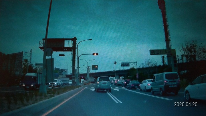 內車道到底是有何魔力？寧願違規也要去搶佔？