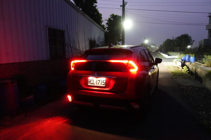 點我看大圖 【感動心得】─=≡Σ((( つ•̀ω•́)つ我與日蝕《ECLIPSE CROSS S-AWC》相見恨晚之上山下海暢遊無阻密境來去自如
