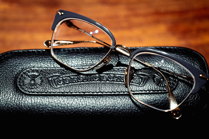 點我看大圖 『分享』優雅於臉上的普魯士藍調 。 Chrome Hearts Sluntradiction