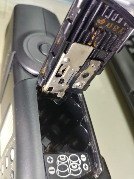 [求助] Panasonic 碳鋅電池漏液 恆隆行令我無言的處理...