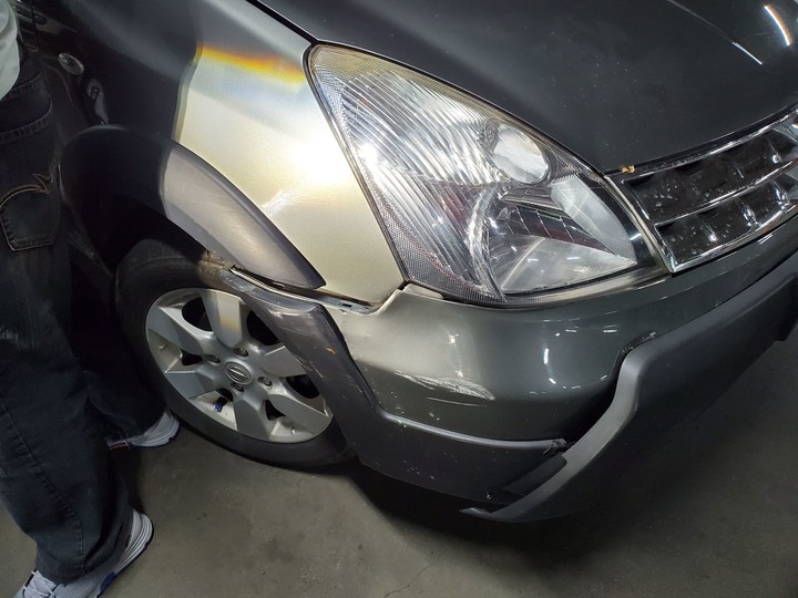 請問一下 小弟的車在大潤發停車場被撞   我這樣是有肇事責任嗎
