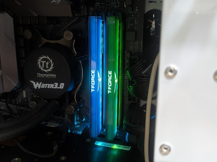 十銓 T-FORCE XTREEM ARGB DDR4 3600 8Gx2 C18 開箱測試 / 濺渡式鏡面、展現獨特 RGB 燈效