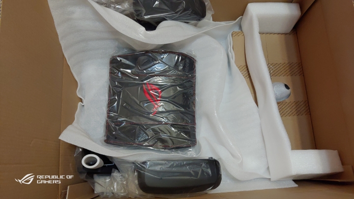 【ROG Chariot RGB SL300C】RGB電競椅（簡單開箱）