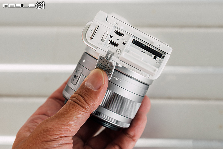 Canon EOS M200 自拍美機｜加入眼部 AF 技術‧直式錄影也可以！