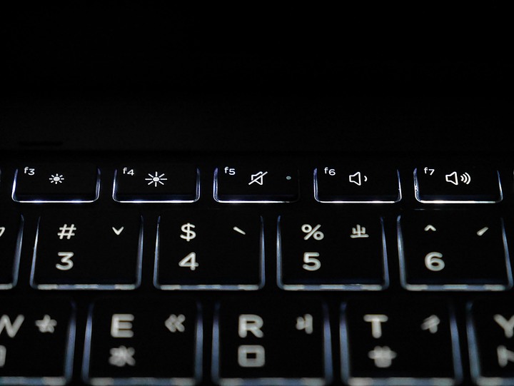 造型吸睛、輕巧便攜、使用順暢 — 商用筆電的最優選 — 《HP EliteBook Dragonfly》體驗心得