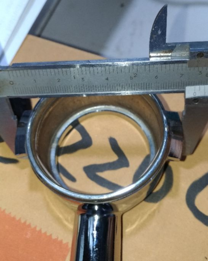 請問有人可提供原廠ECM的無底把手兩耳直徑尺寸嗎 謝謝