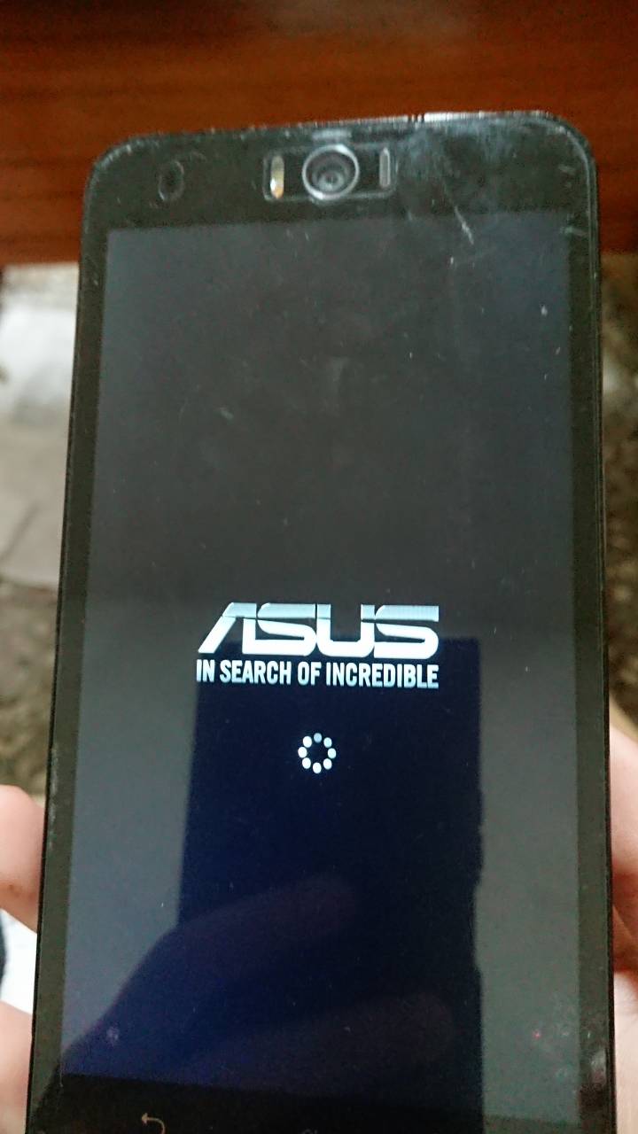 請問我的zenfone selife就在開機畫面轉個不停該怎麼辦？？