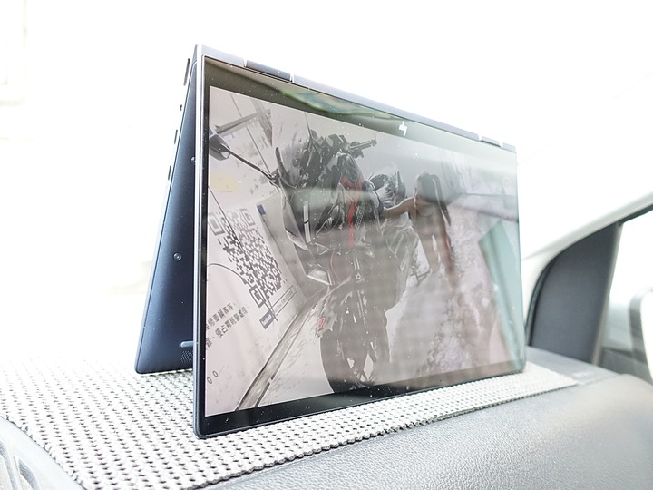 造型吸睛、輕巧便攜、使用順暢 — 商用筆電的最優選 — 《HP EliteBook Dragonfly》體驗心得