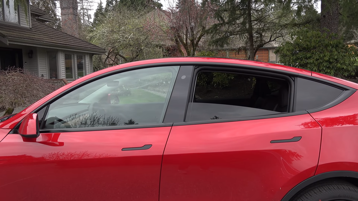 《Model Y》車側對比Model 3／後窗為隔熱玻璃