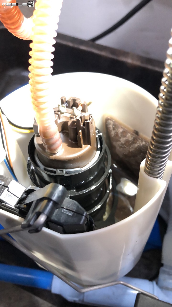點我看大圖 (4/18更新洗油箱與汽油芯拆解)我的油箱被加鹽嗎?還是另有真相?