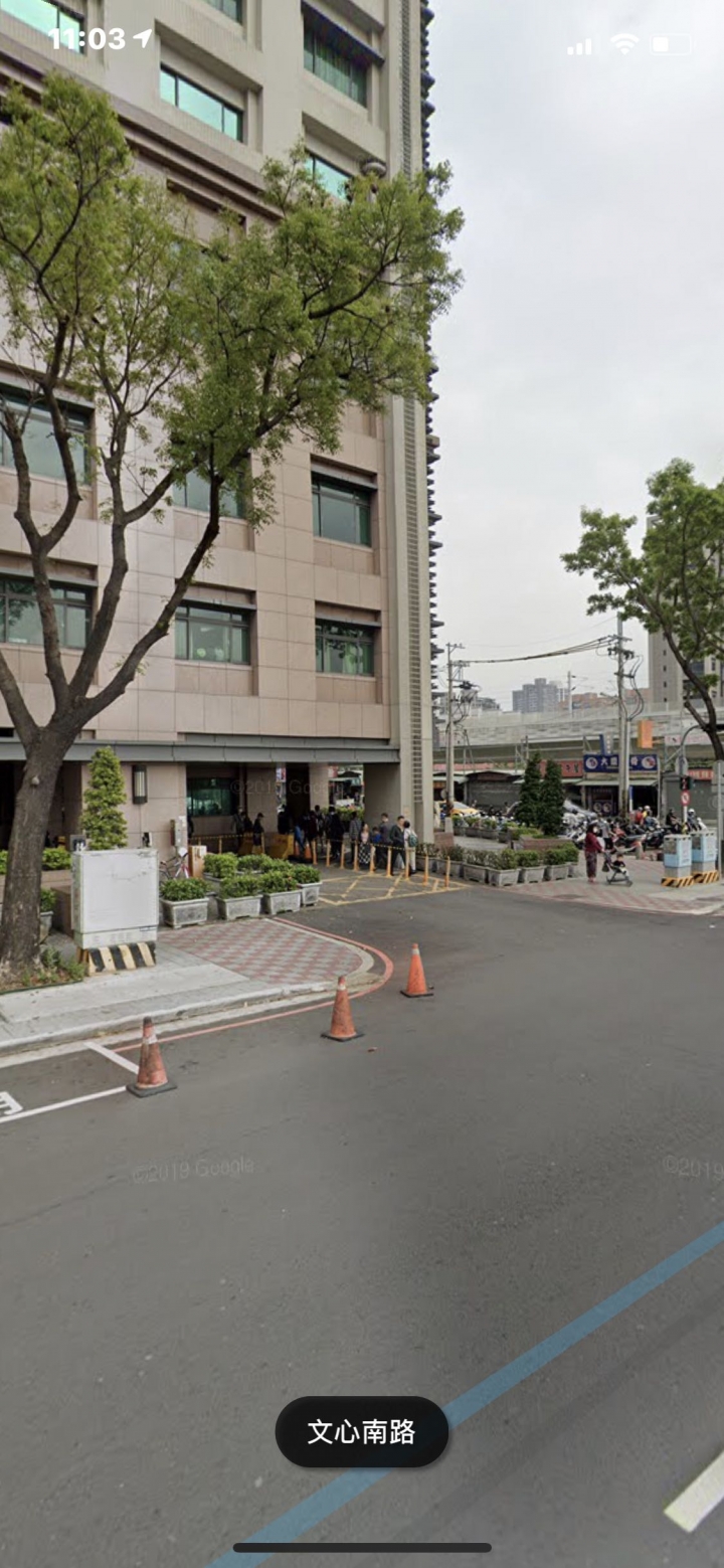 這就是台灣精神。停車亂象 是不是政府陷阱規劃。 他竟然畫人行道了