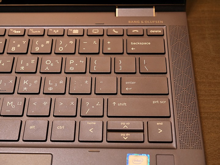 造型吸睛、輕巧便攜、使用順暢 — 商用筆電的最優選 — 《HP EliteBook Dragonfly》體驗心得