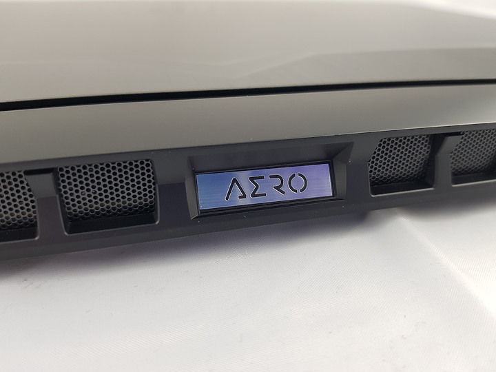 點我看大圖 【小宅開箱】【評測】技嘉GIGABYTE AERO 17 XB 第十代 全新跨界筆電 顛覆你的想像