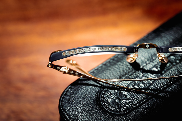 點我看大圖 『分享』優雅於臉上的普魯士藍調 。 Chrome Hearts Sluntradiction