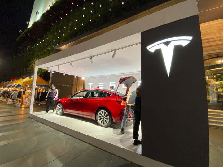 [驚喜開箱]Tesla Model 3 Long Range 傳說中的19”輪圈在台中勤美綠園道現身!!!