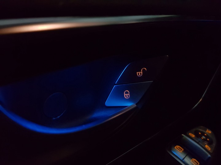 點我看大圖 V250d 超蠢內門中控設計