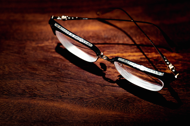 點我看大圖 『分享』優雅於臉上的普魯士藍調 。 Chrome Hearts Sluntradiction