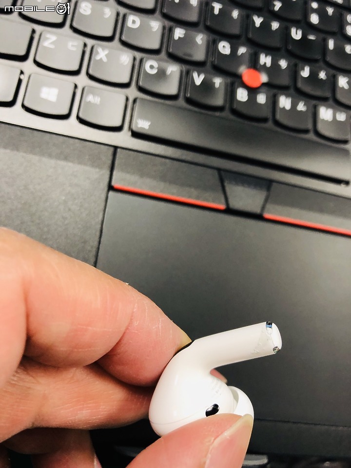 Airpods Pro 右耳底部出現腐蝕情況(今年2月份購入)