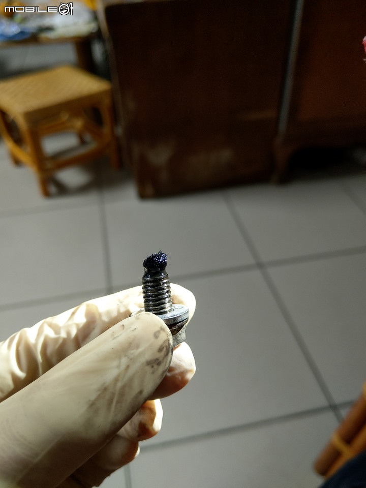齒輪油漏出來竟然是黑色的！