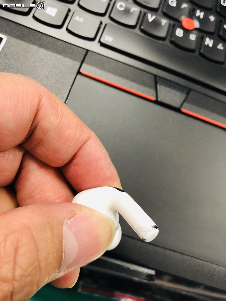 Airpods Pro 右耳底部出現腐蝕情況(今年2月份購入)
