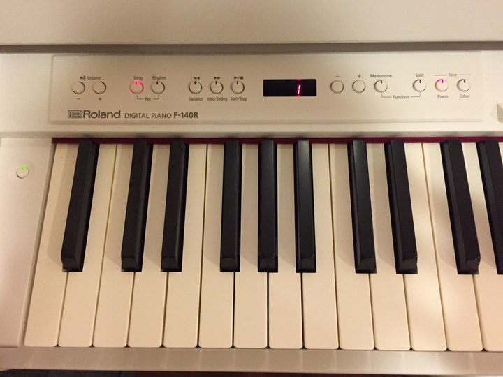 孩子的第一台電鋼琴-Roland F-140R